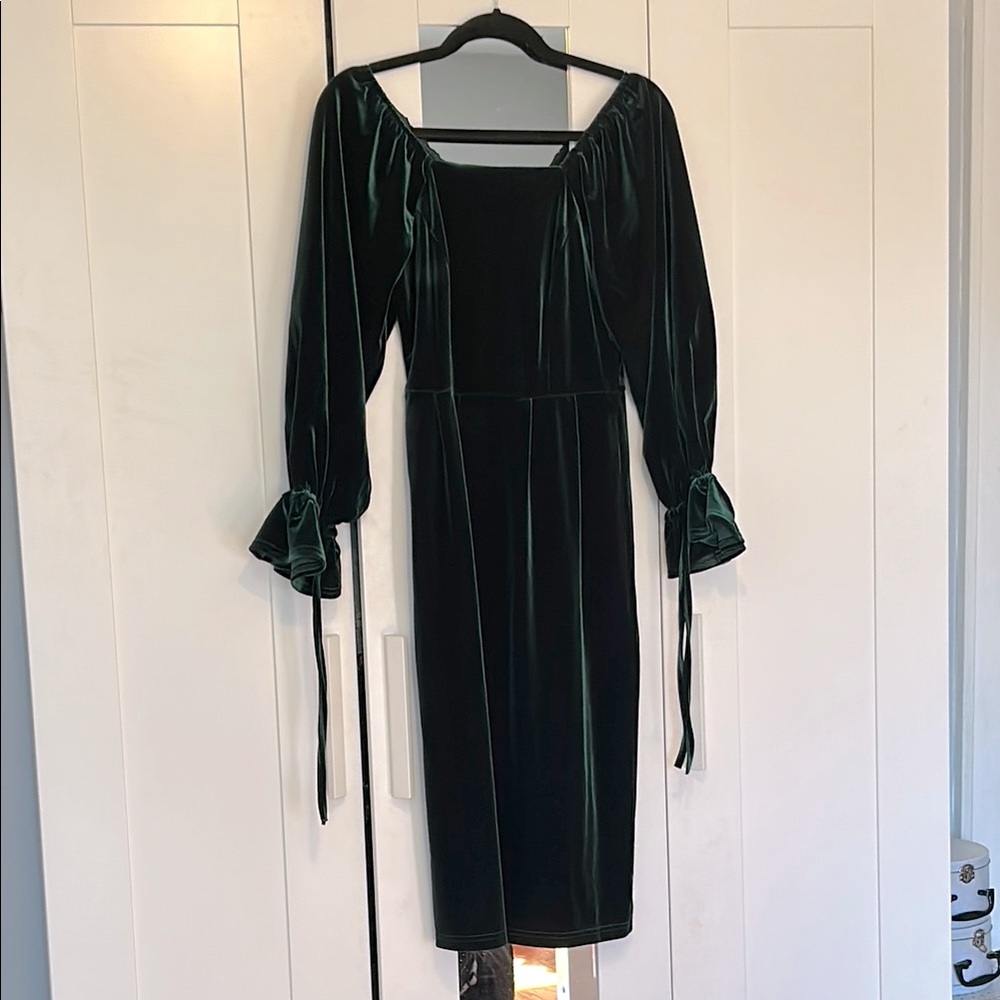Ivy City Co - Scarlett Dress in Emerald - Elegant Green Velvet